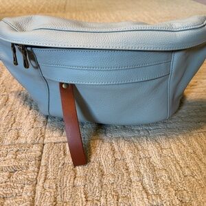 🦋 Parker Thatch Cross Your Heart Sling in pastel Blue!